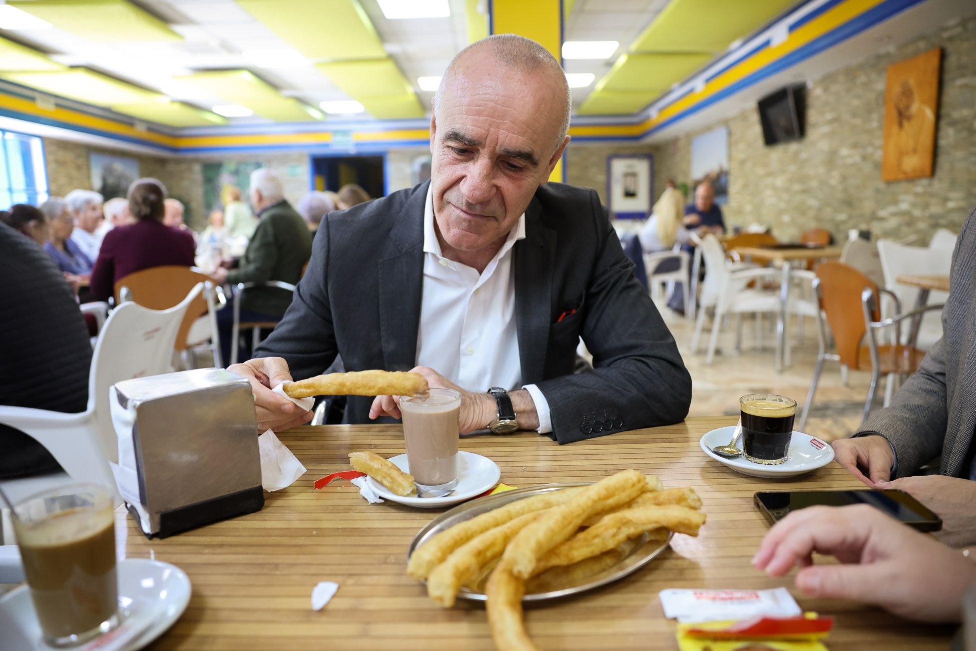 Antonio Muñoz, portavoz del PSOE de Sevilla, desayunando en una cafetería de Alcosa.
