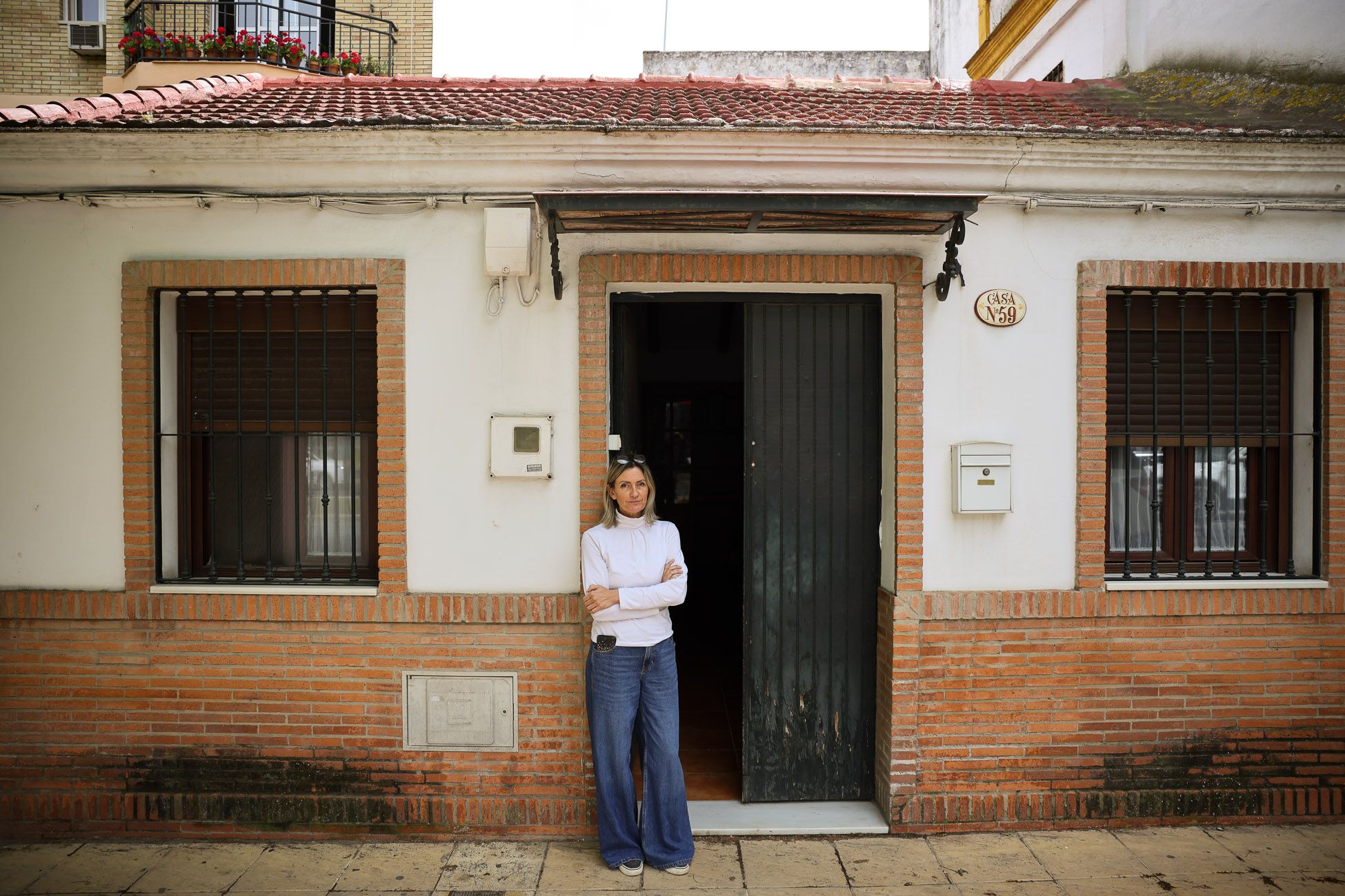 Susana, en su vivienda en Sevilla, que tendrá que dejar en unos meses.