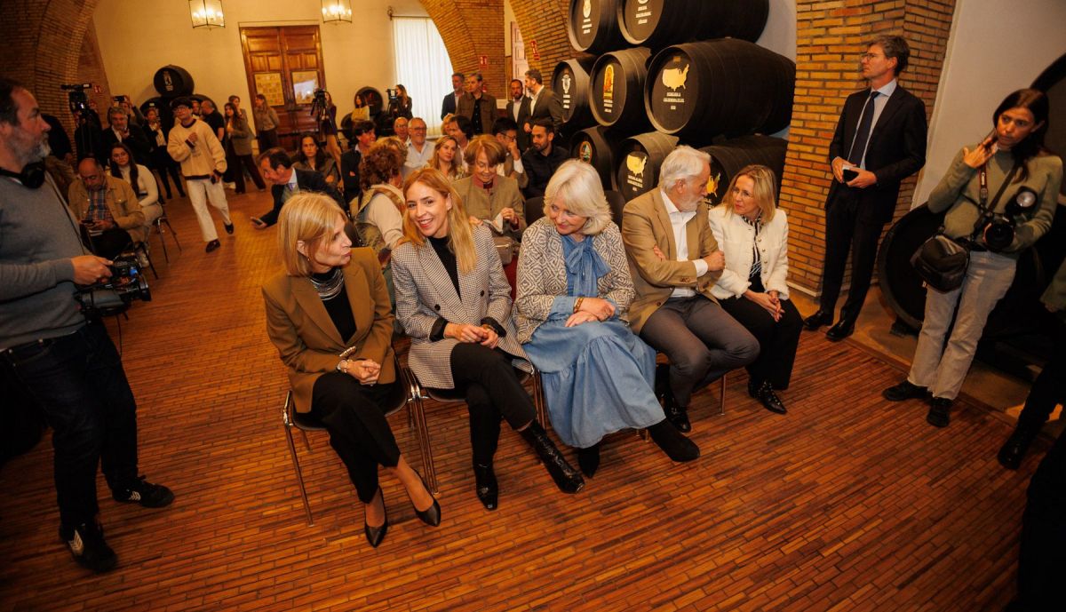 Pelayo charla con Almudena Martínez antes de la presentación del aula.