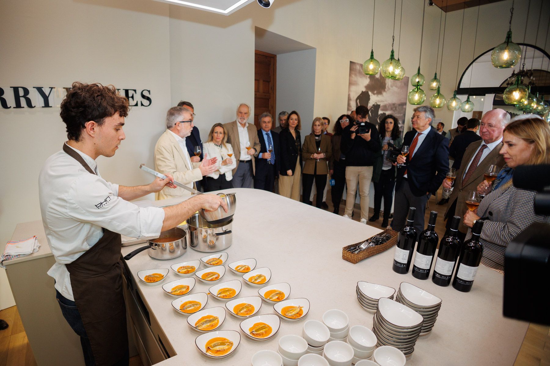 Autoridades presentes en el acto, disfrutan de tapas preparadas en la nueva aula enogastronómica del Consejo Regulador.