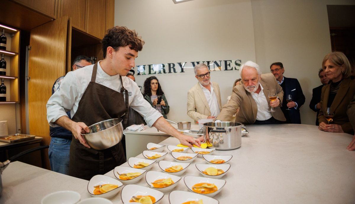 Adriá, cocinero del Consejo, en un momento de la degustación, con Agustín Muñoz y García-Pelayo al fondo.