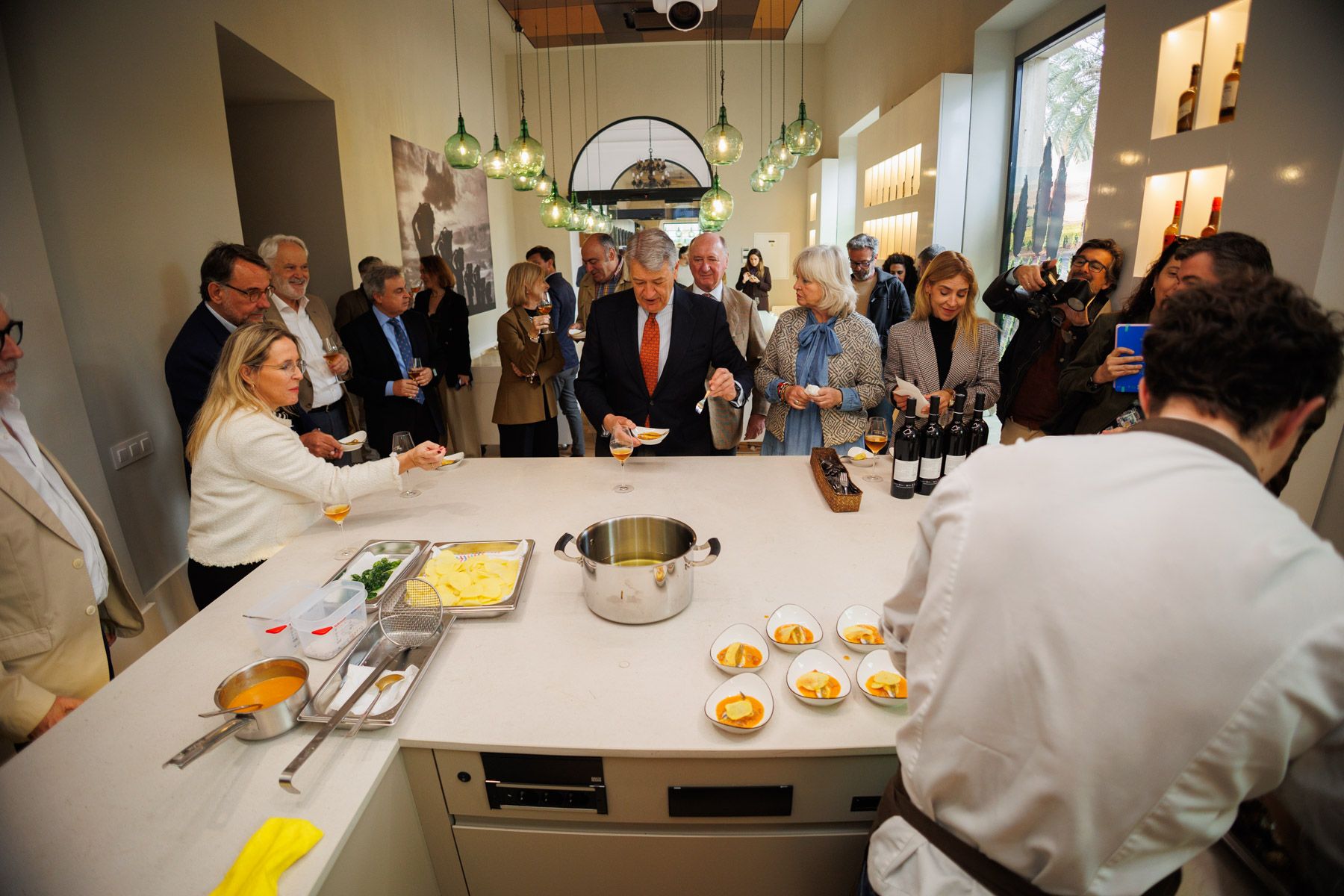 Autoridades presentes en el acto, disfrutan de tapas preparadas en la nueva aula enogastronómica del Consejo Regulador.