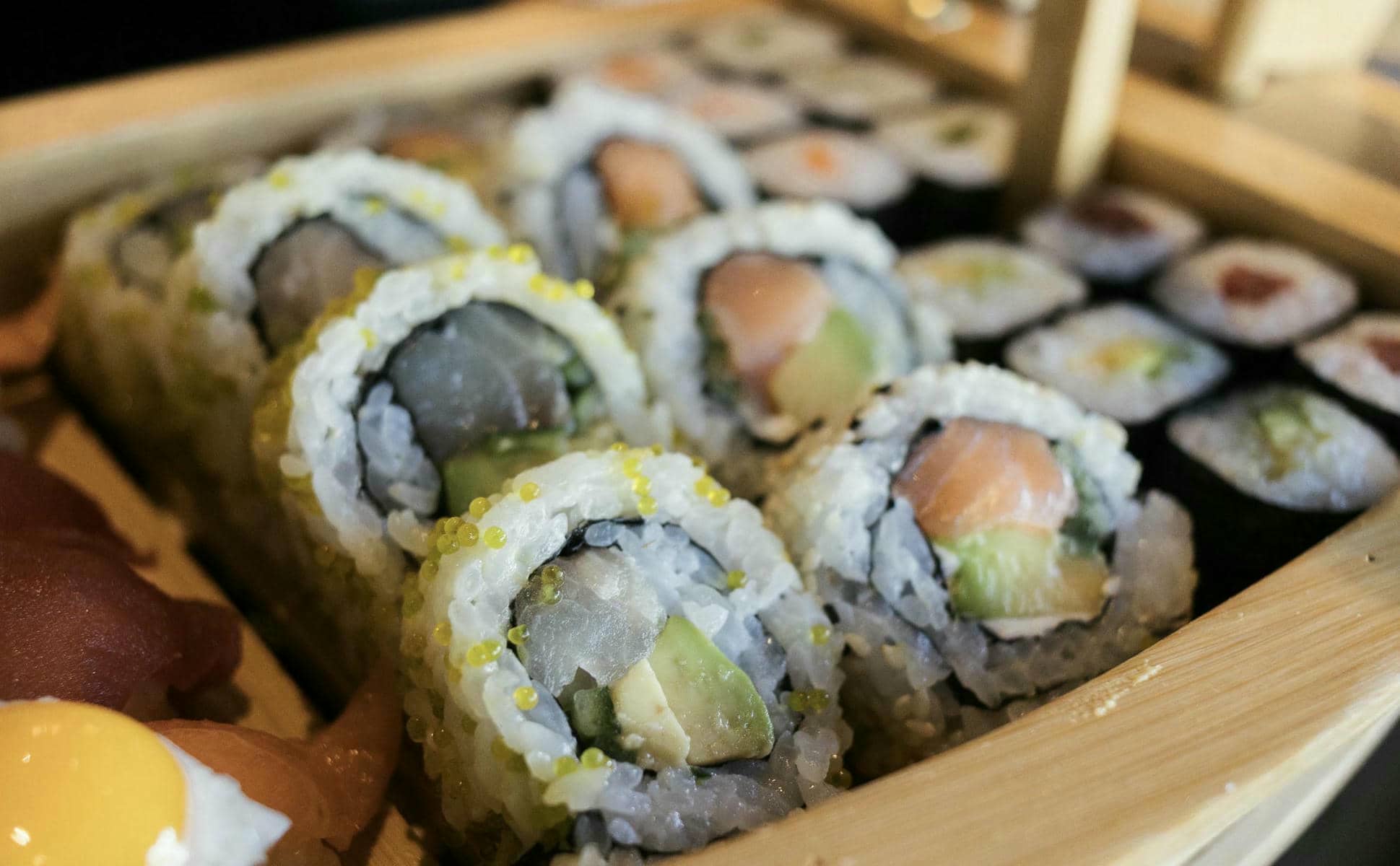 Una bandeja con comida japonesa en una imagen de archivo.