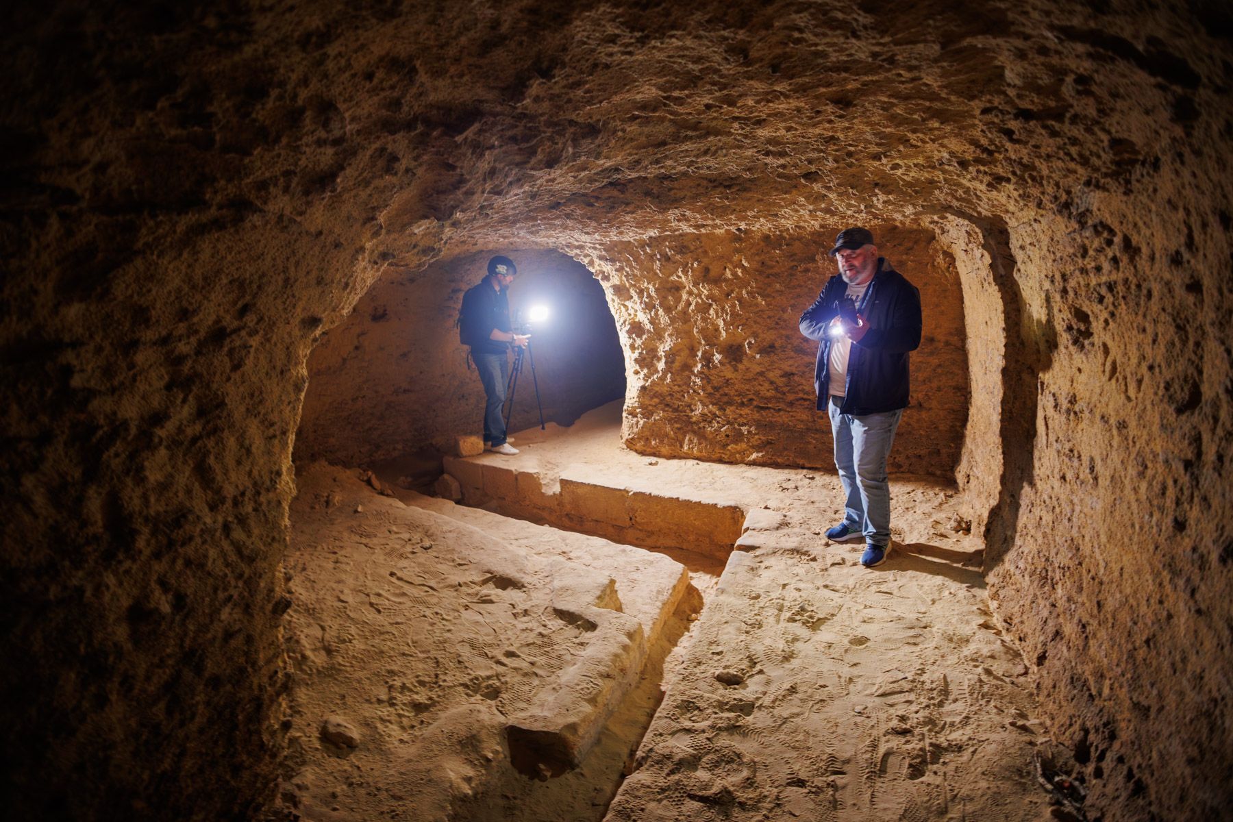 Alberto Castrelo y Juan Carlos Neva, en el interior del acueducto de La Piedad en El Puerto.