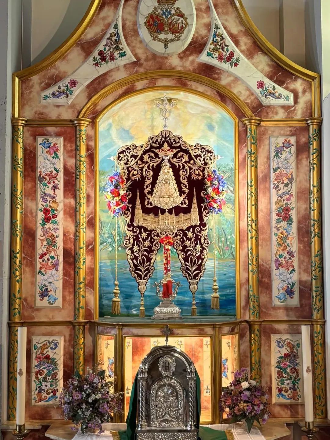 El Simpecado del Rocío de Sevilla Sur.