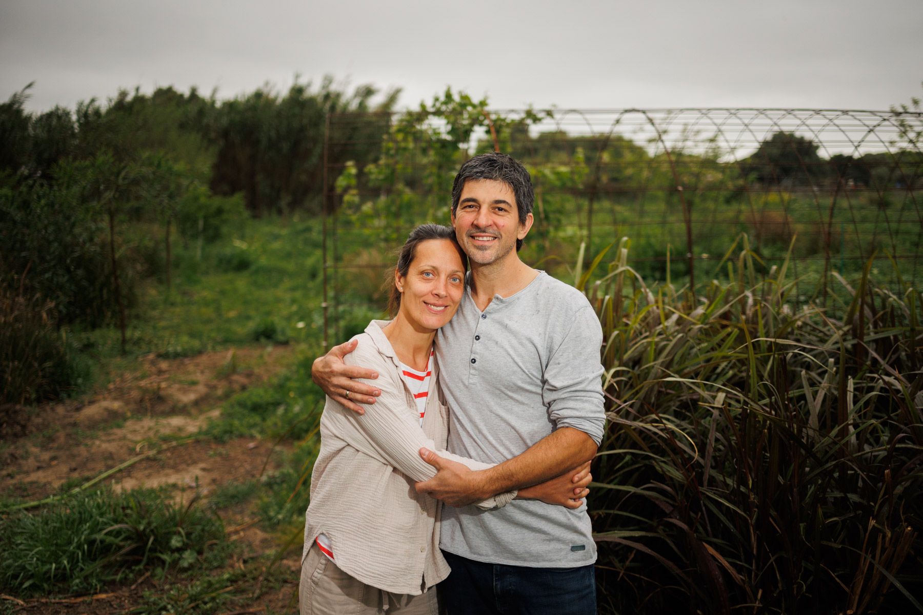 Marko y Natasa Simic han transformado una parcela abandonada y llena de escombros en un bosque comestible en Puerto Real.