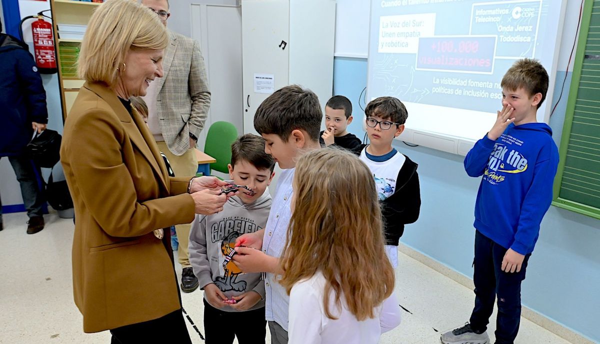 La alcaldesa interactúa con los alumnos del colegio.