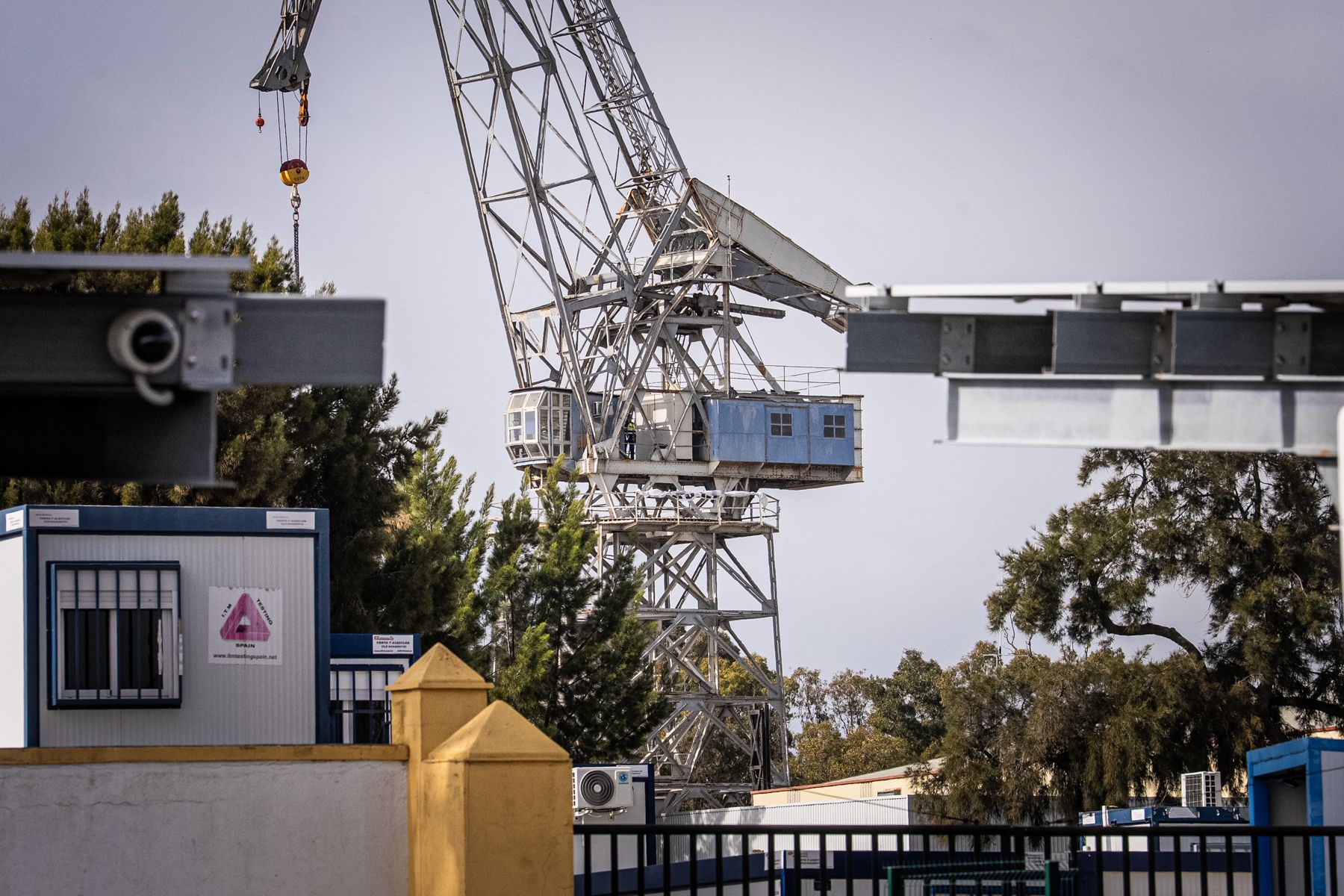 La grúa en la que están atrincherados los soldadores Manuel y Jesús.