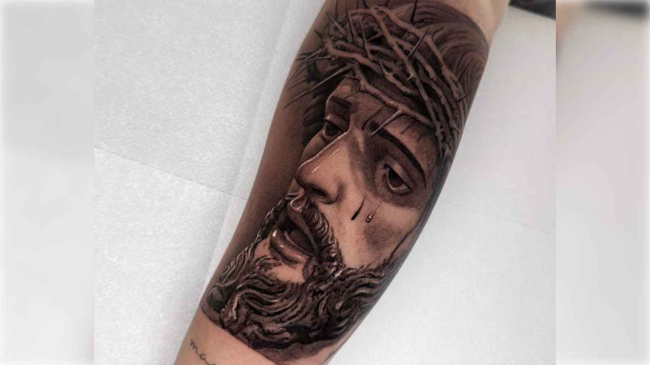 El impresionante tatuaje del Santísimo Cristo de la Exaltación.