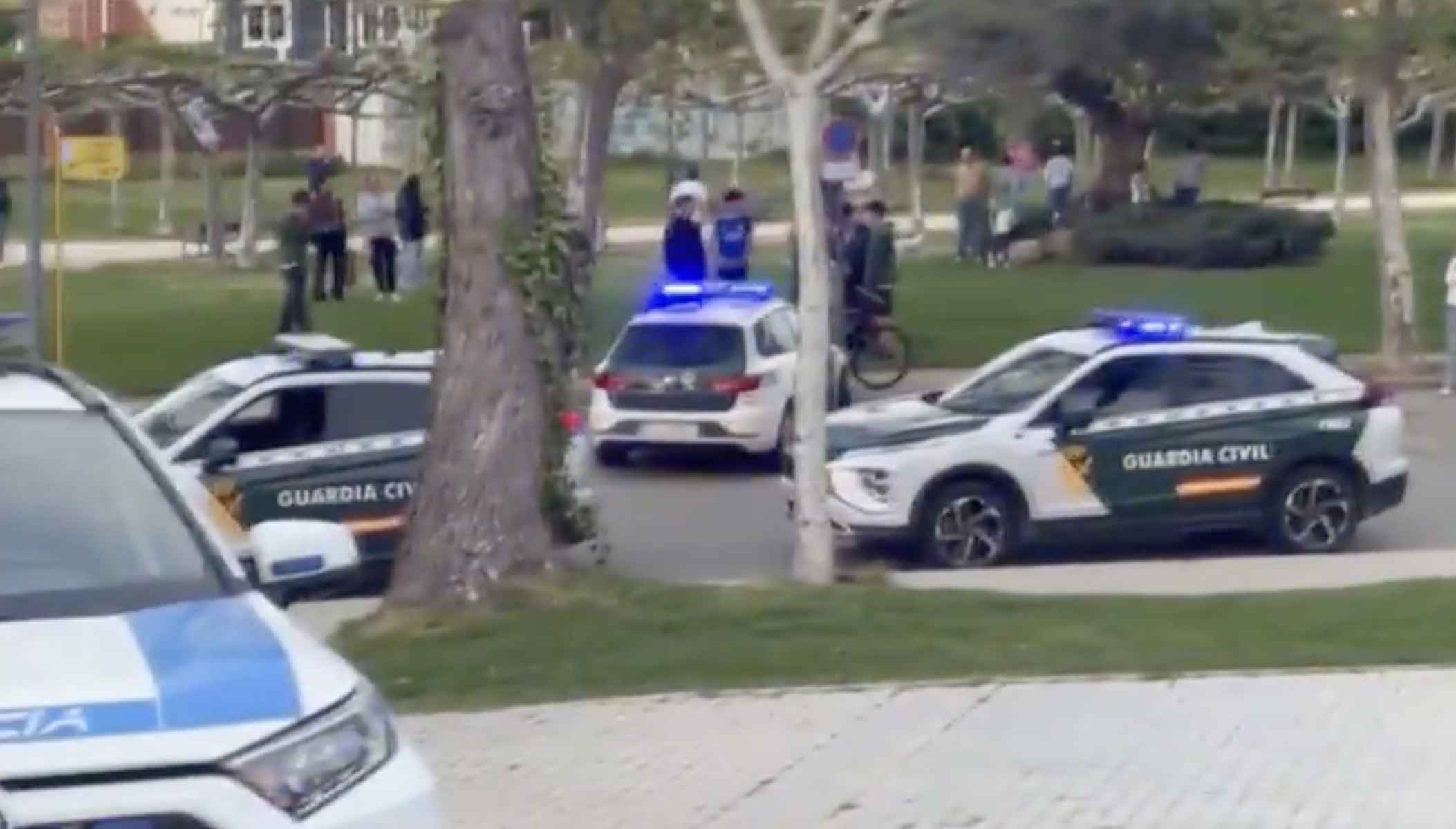 Agentes de la Guardia Civil en las proximidades del lugar donde se produjo el apuñalamiento mortal.