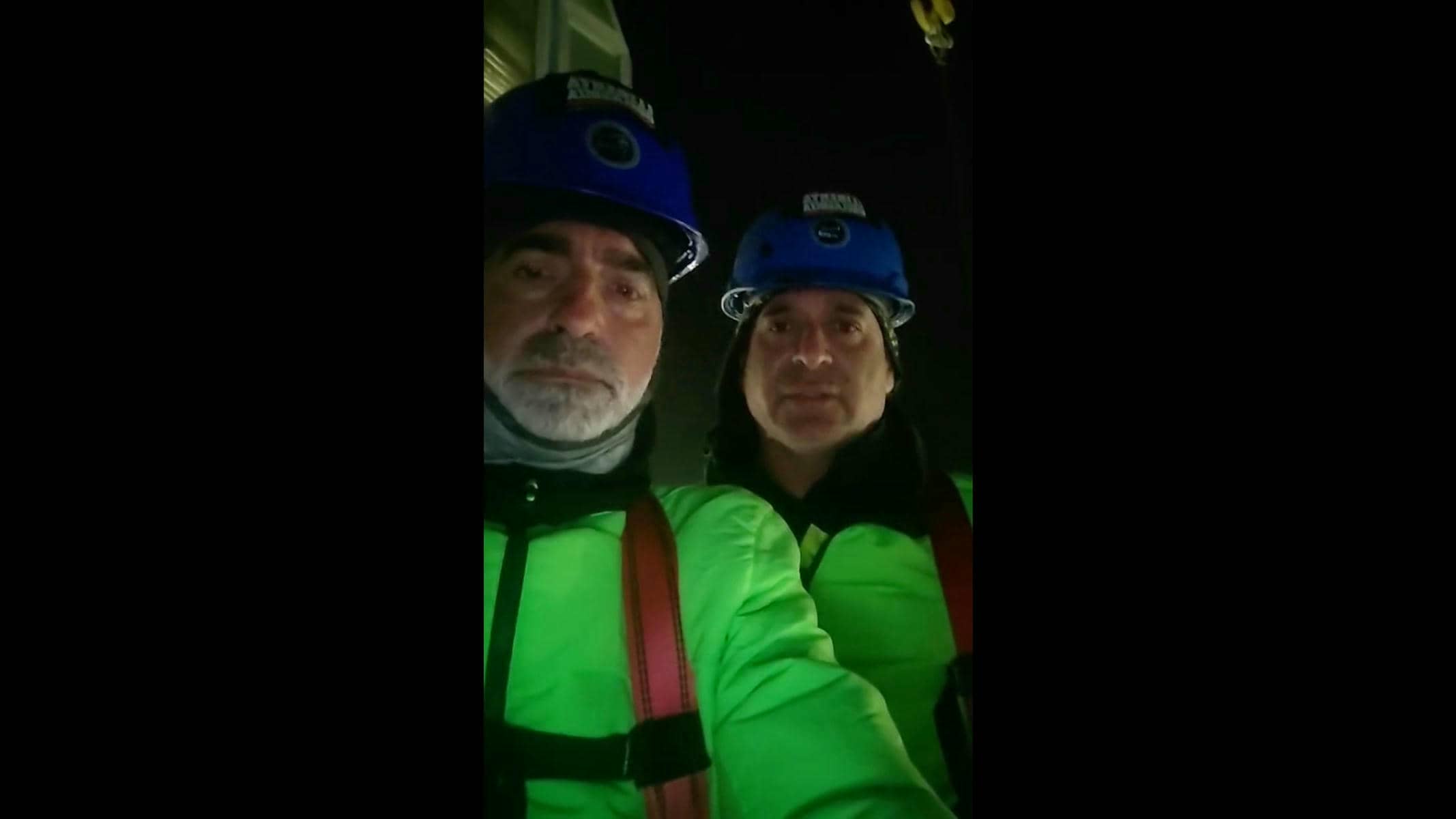 Manuel Balber y Jesús Galván, en la grúa de Navantia San Fernando.