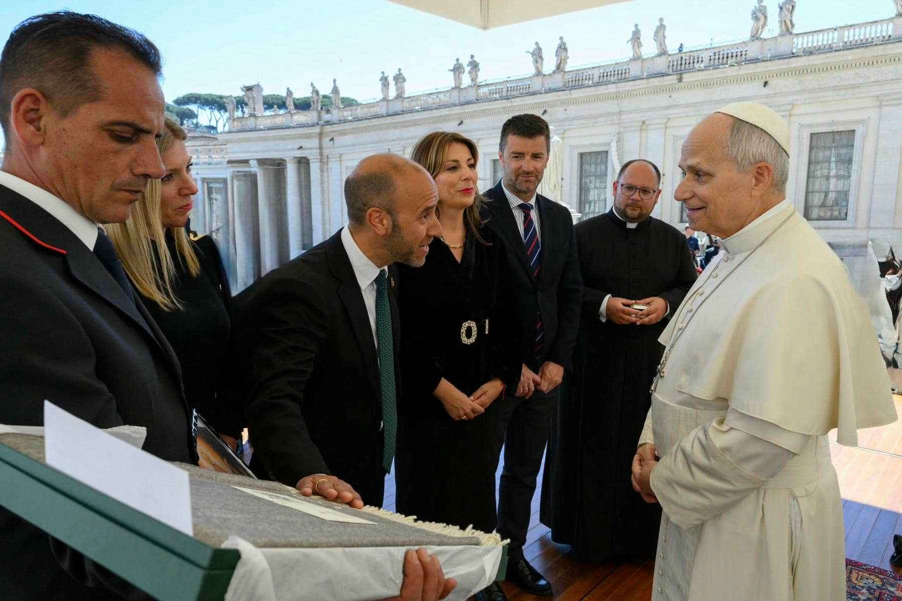 Momento en el que Grazalema entrega una manta de la localidad al Papa León XIV.