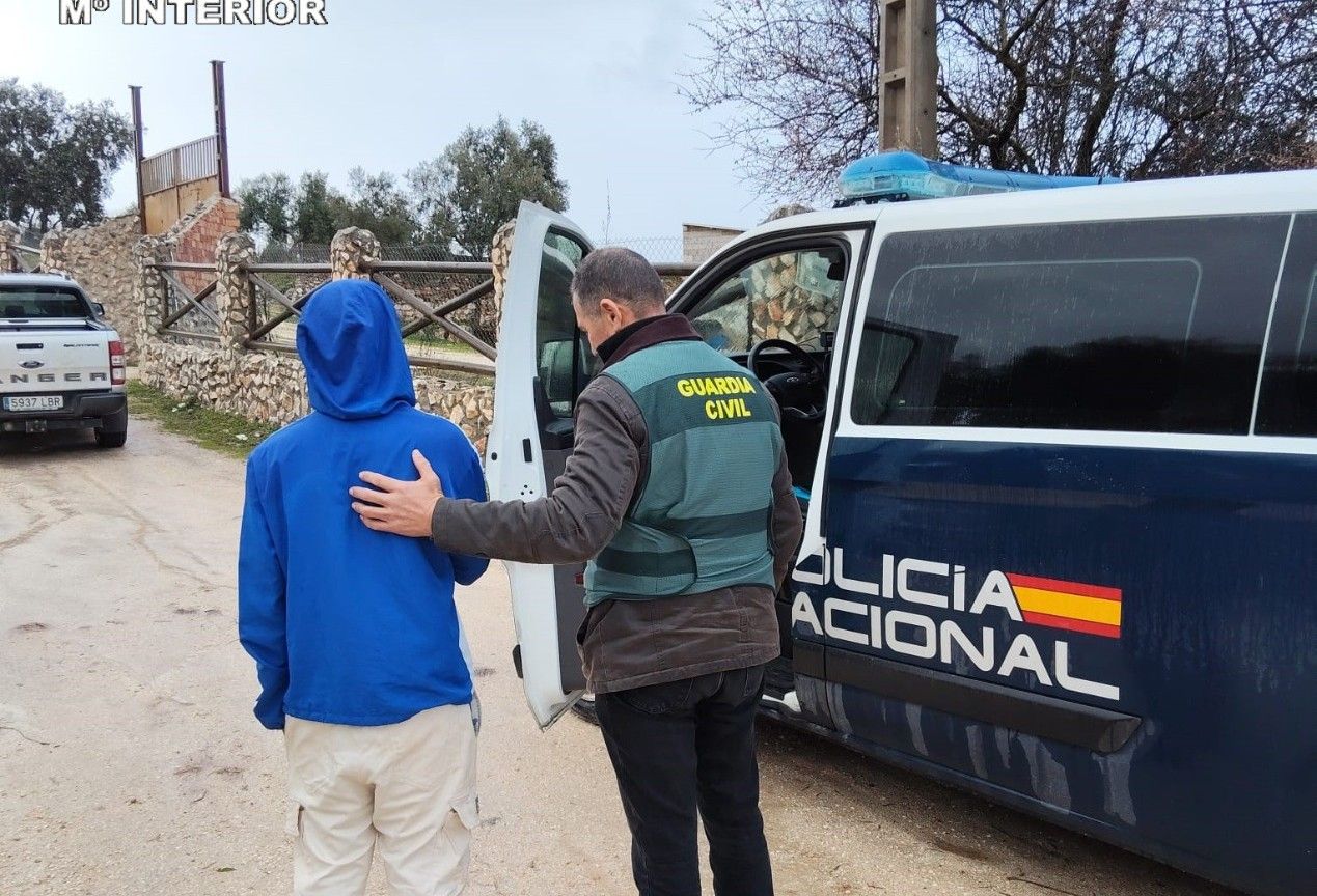 La Guardia Civil con uno de los trabajadores. La Guardia Civil con uno de los trabajadores.