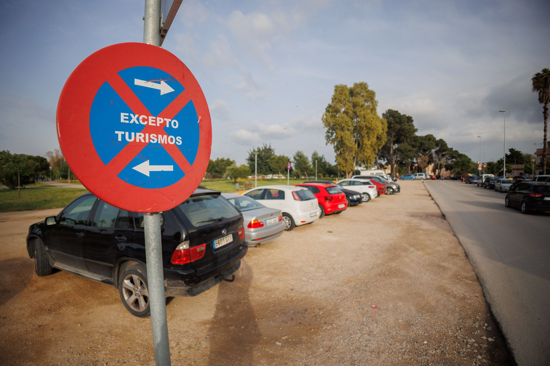 Vista actual de los precarios aparcamientos en los terrizos de la Hijuela de La Marquesa, en Jerez.