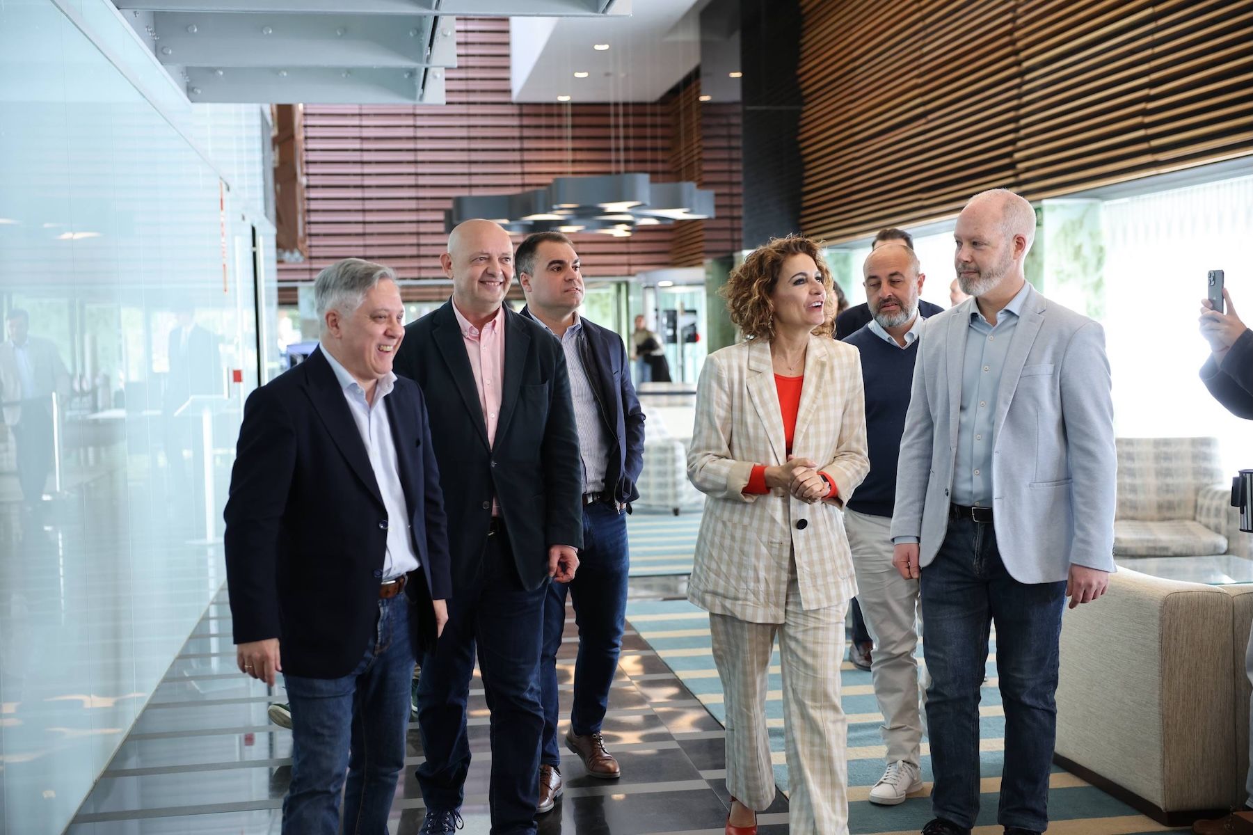 María Jesús Montero llega a Cádiz, rodeada de cargos socialistas locales y provinciales.