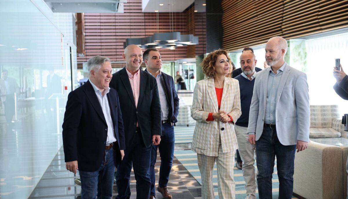 María Jesús Montero llega a Cádiz, rodeada de cargos socialistas locales y provinciales.