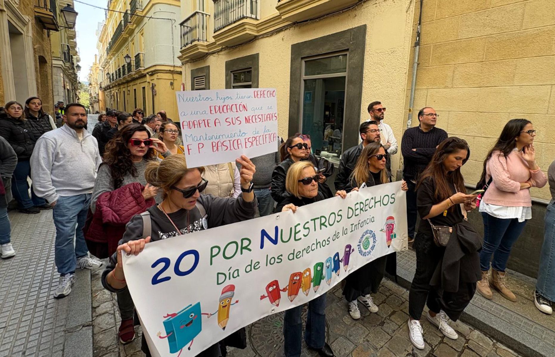 Protesta de las familias de alumnos con necesidades especiales en Cádiz.