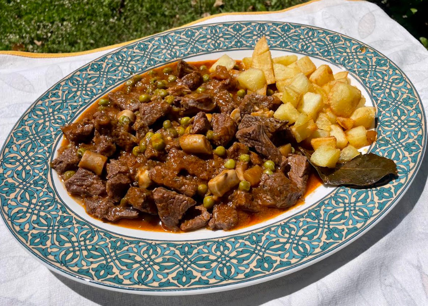 Guiso de ternera con champiñones.