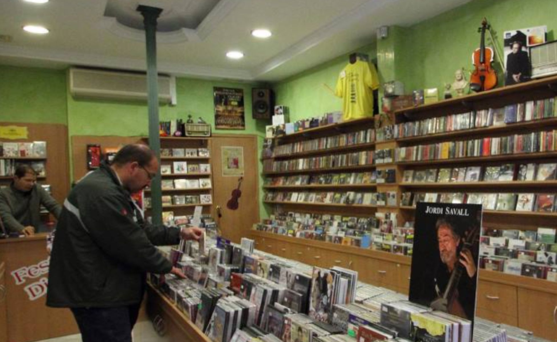 Festival discos, la tienda de música más antigua de España.