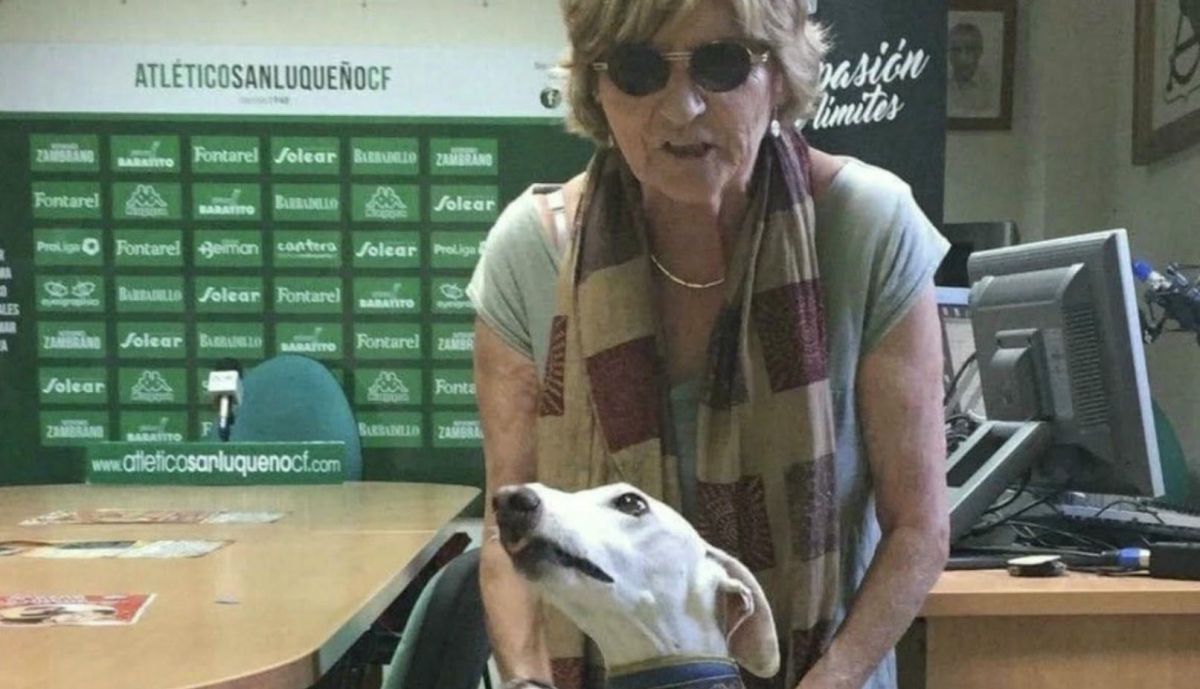 Lola Bustillo junto a un galgo.