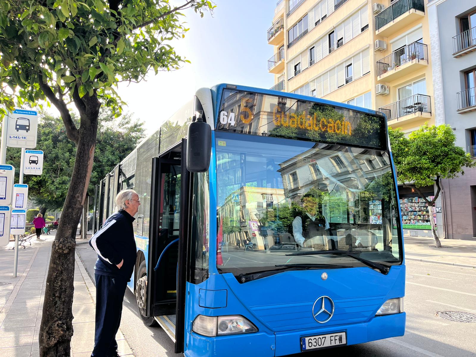 Un autobús de la línea 5 que conecta Jerez y Guadalcacín. Un autobús de la línea 5 que conecta Jerez y Guadalcacín.