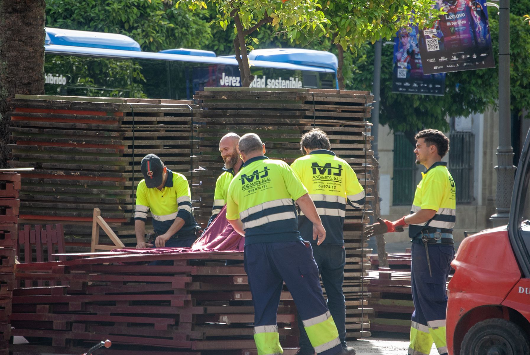 Trabajos de desmontaje de los palcos de Semana Santa en el centro de Jerez este viernes.