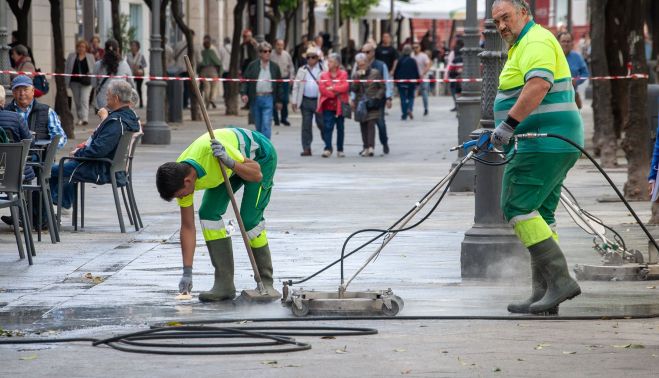Quitando la cera de la calle Larga.