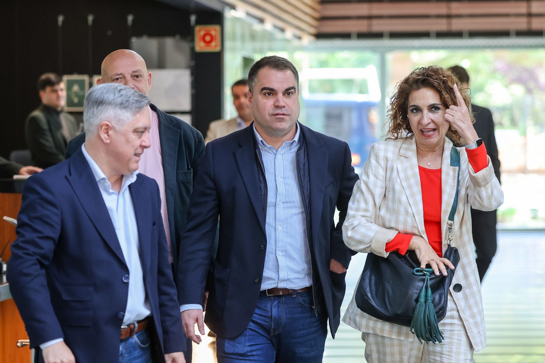 Juan Cornejo, número 1 del PSOE por Cádiz, junto a la candidata socialista María Jesús Montero.
