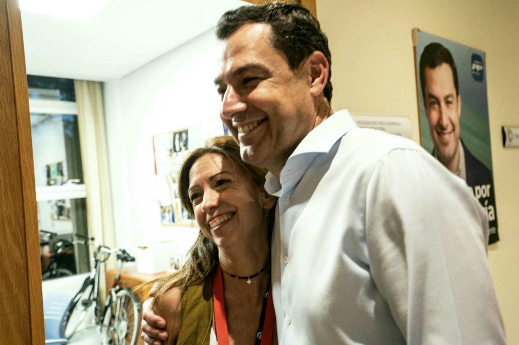 Juanma Moreno, junto a Olga Carrión. Juanma Moreno, junto a Olga Carrión.