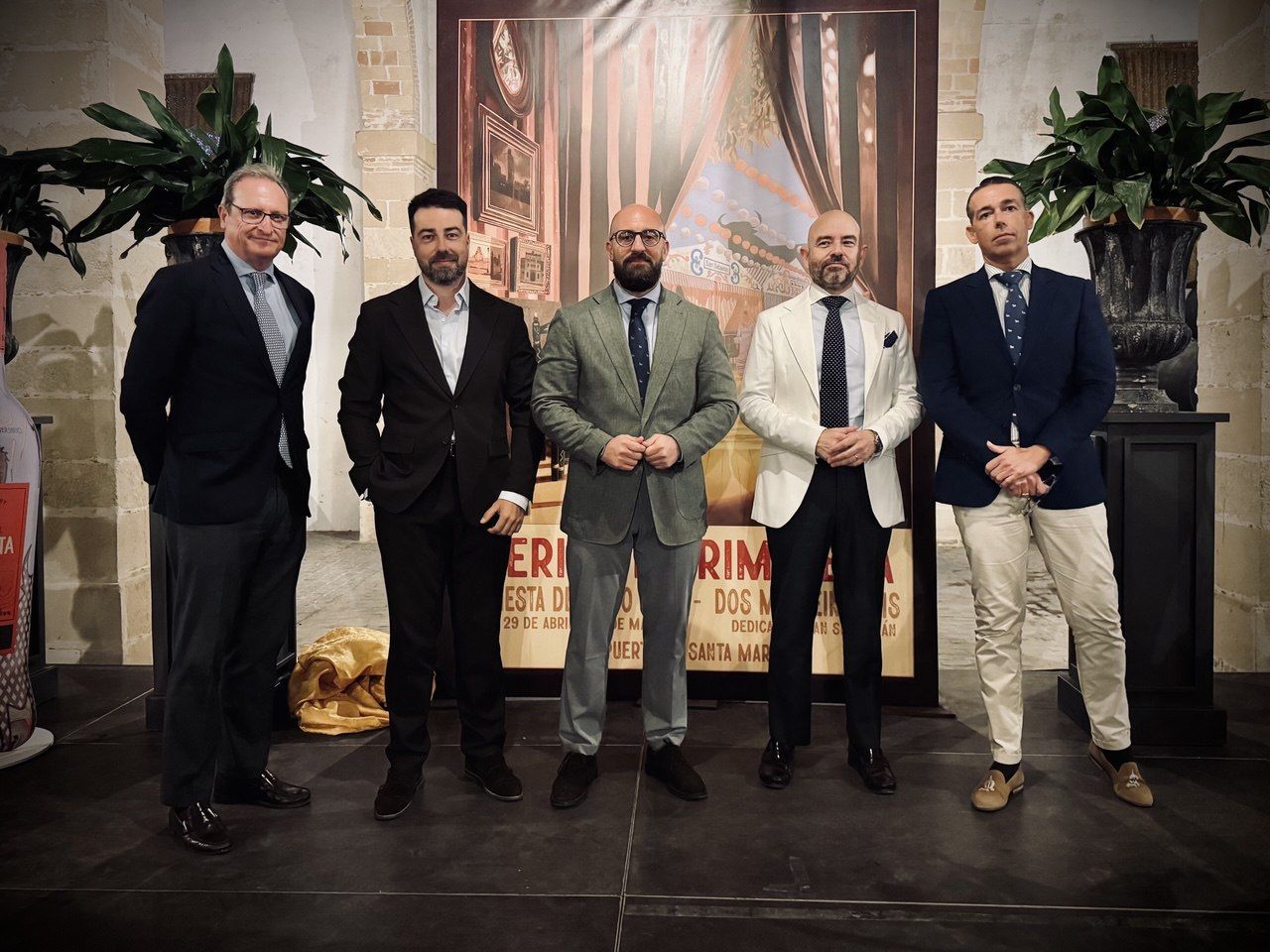 Presentación del cartel anunciador y la botella conmemorativa.