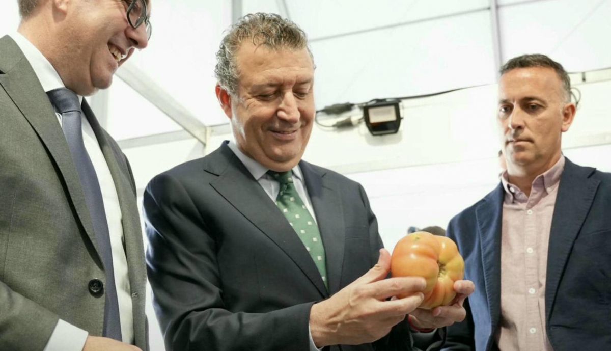 El presidente de la Diputación de Sevilla, Javier Fernández, visita la feria.