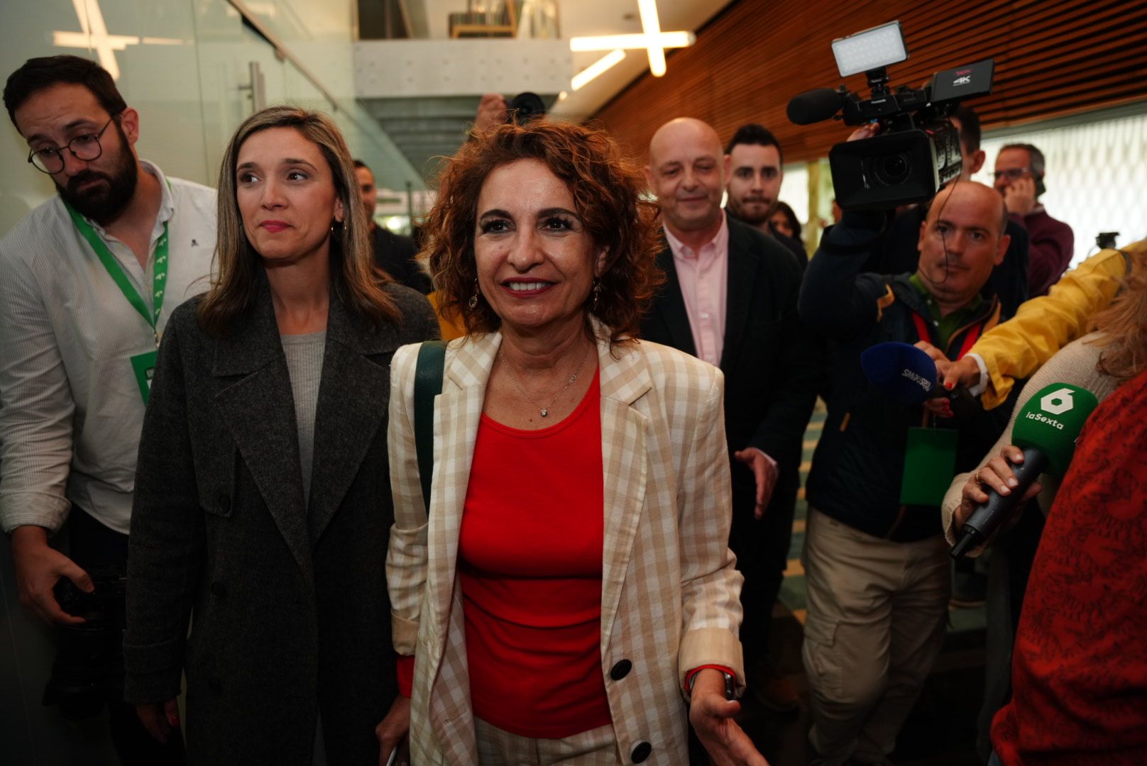 María Jesus Montero, entrando en el Parador de Cádiz este viernes por la tarde, acompañado de cargos como la parlamentaria María Márquez.