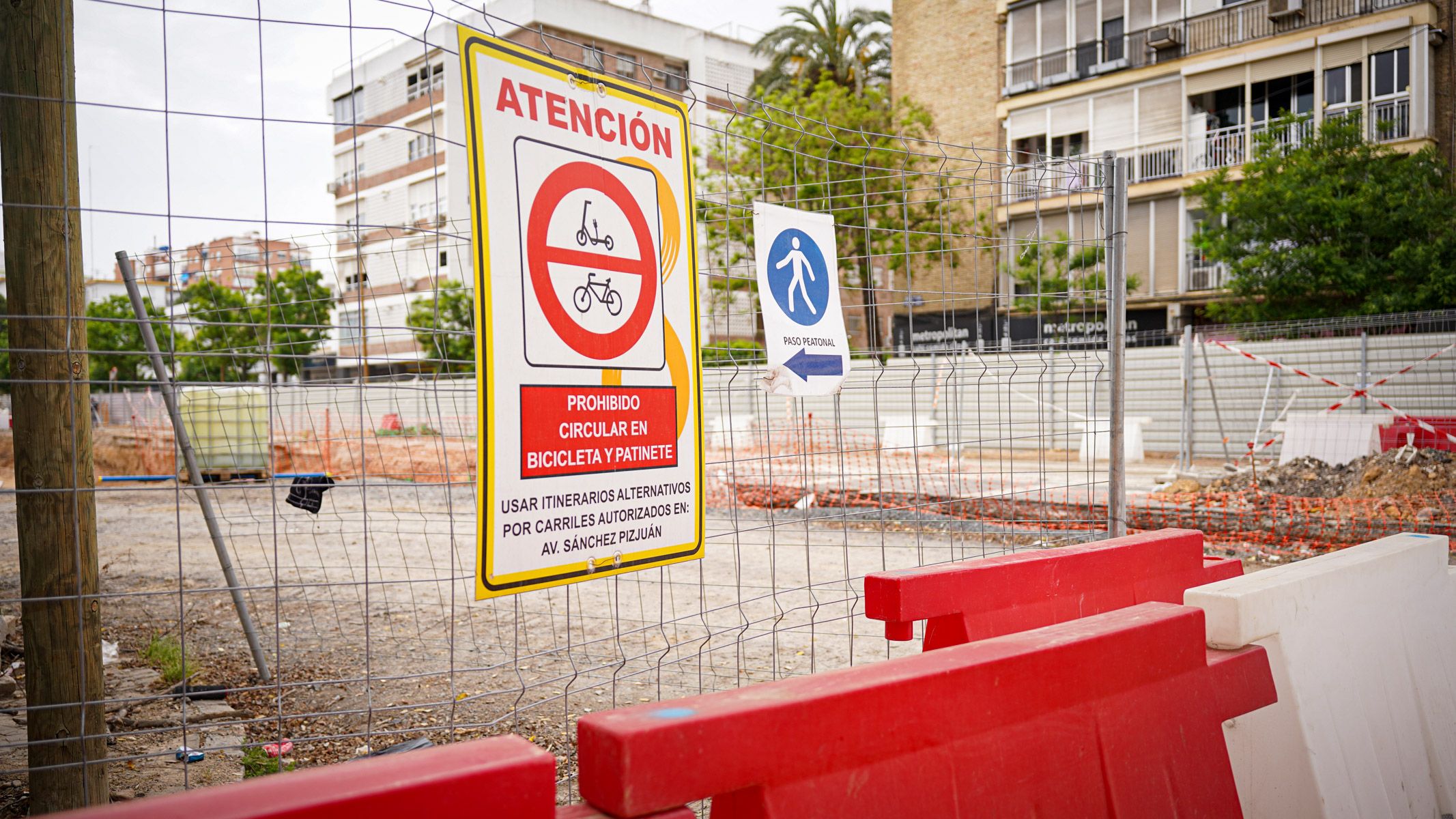 Prohibido el paso para viandantes del barrio El Cerezo por obras en el metro de Sevilla.