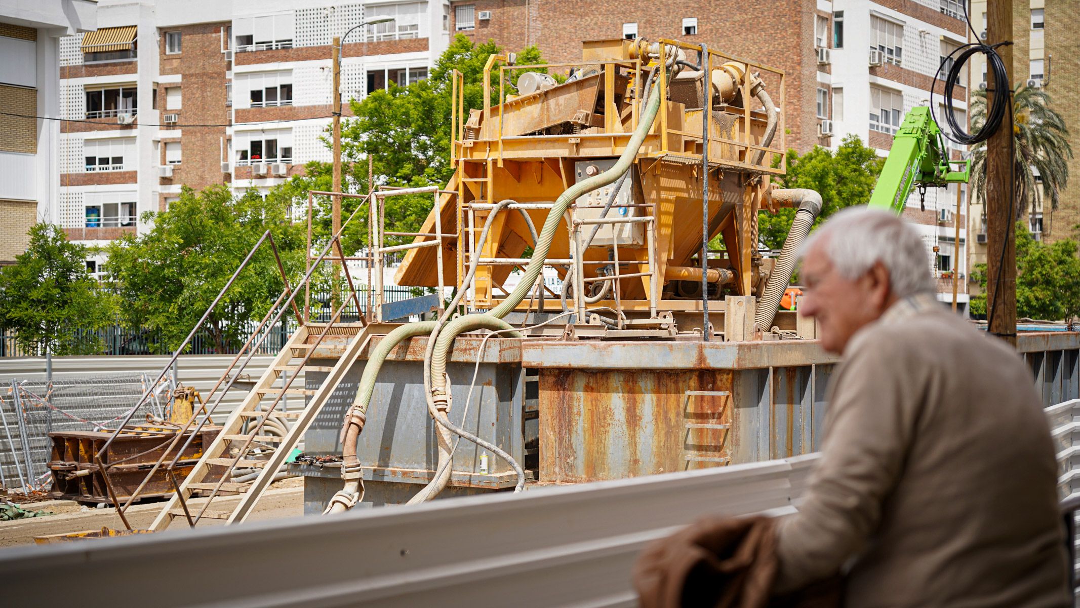 Un vecino del barrio El Cerezo observando las obras del metro en Sevilla.