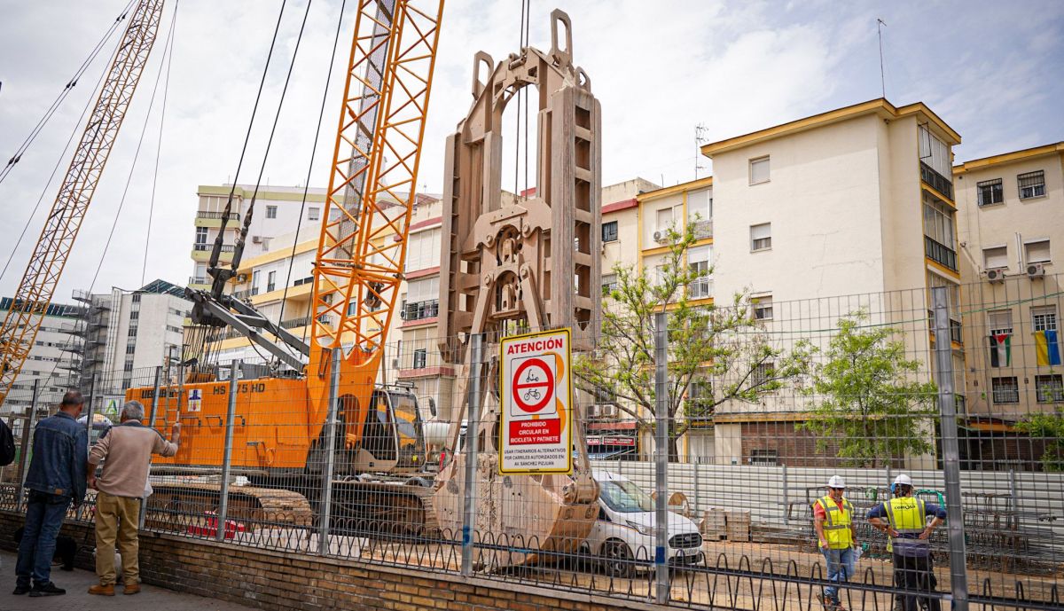comercios en dificultades en barrio el cerezo por obras metro sevilla 13