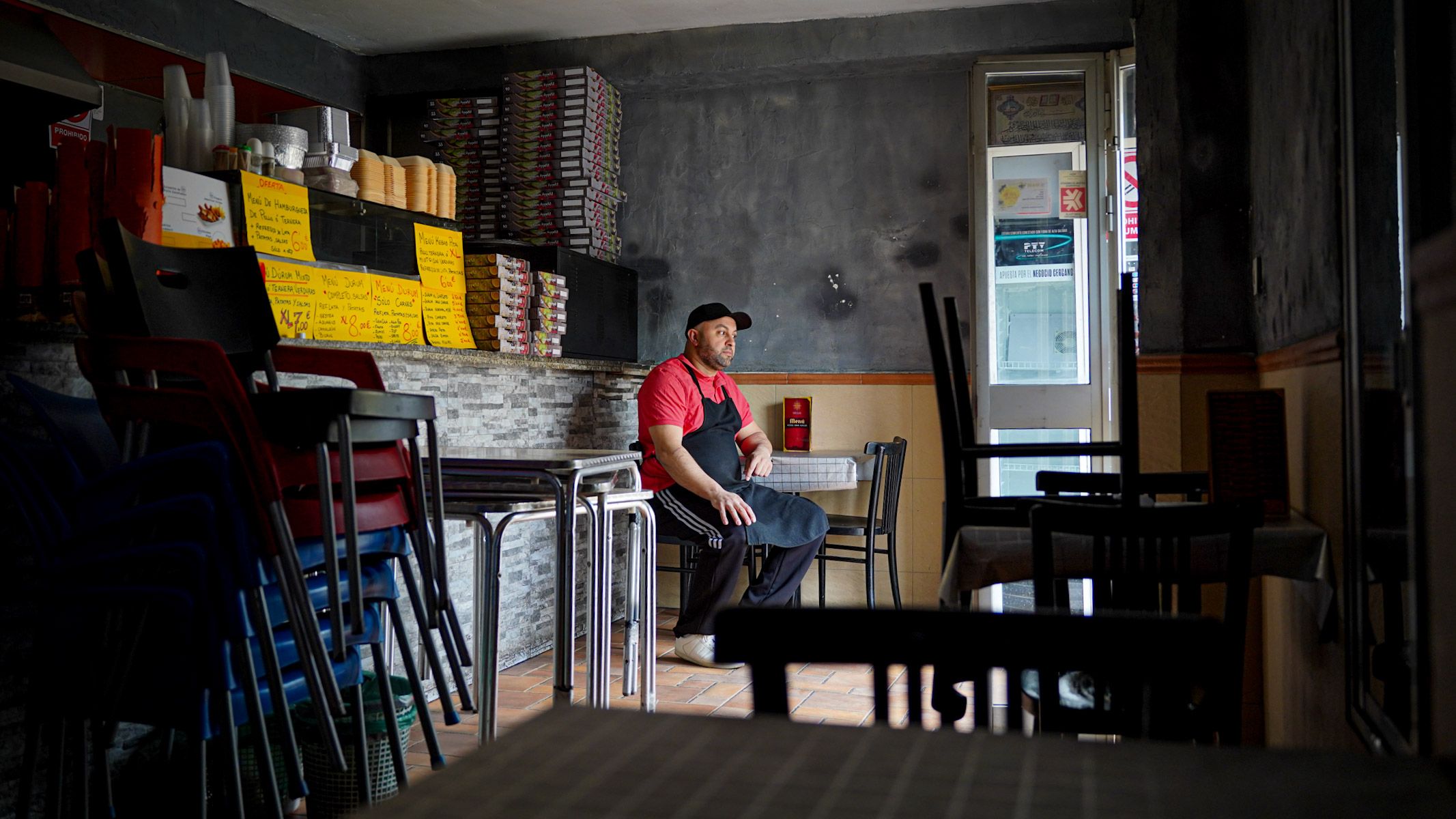 Samir, dueño de la pizzería Sultán, en su negocio en crisis por mor de las obras de la línea 3 del metro de Sevilla. Samir, dueño de la pizzería Sultán, en su negocio en crisis por mor de las obras de la línea 3 del metro de Sevilla.