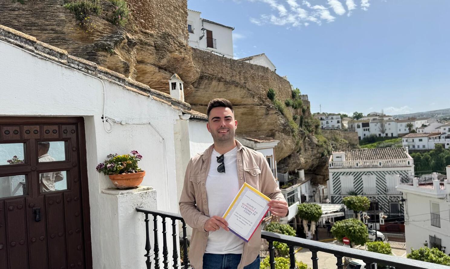 Ángel Medina Linares posa con el libro en un bonito paraje de Setenil.