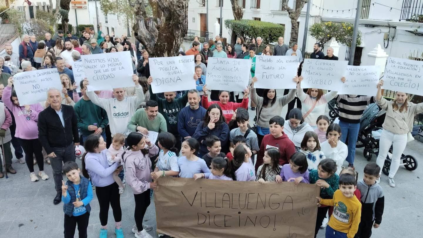 Concentración para mantener las unidades en el único colegio de Villaluenga el pasado 26 de marzo.