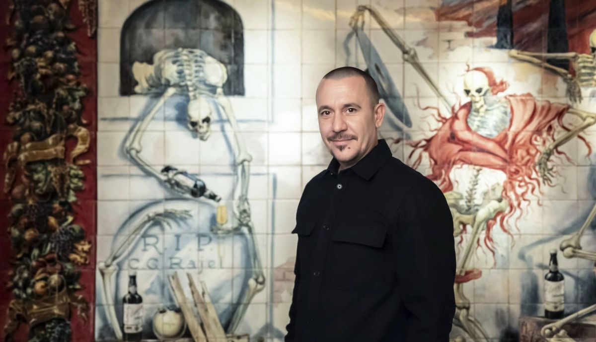 Koke Riera, director general de Los Gabrieles, posa ante uno de los azulejos de Ragel.