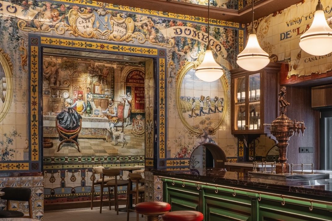 Interior de Los Gabrieles, en Madrid, con un gran azulejo de Pedro Domecq.