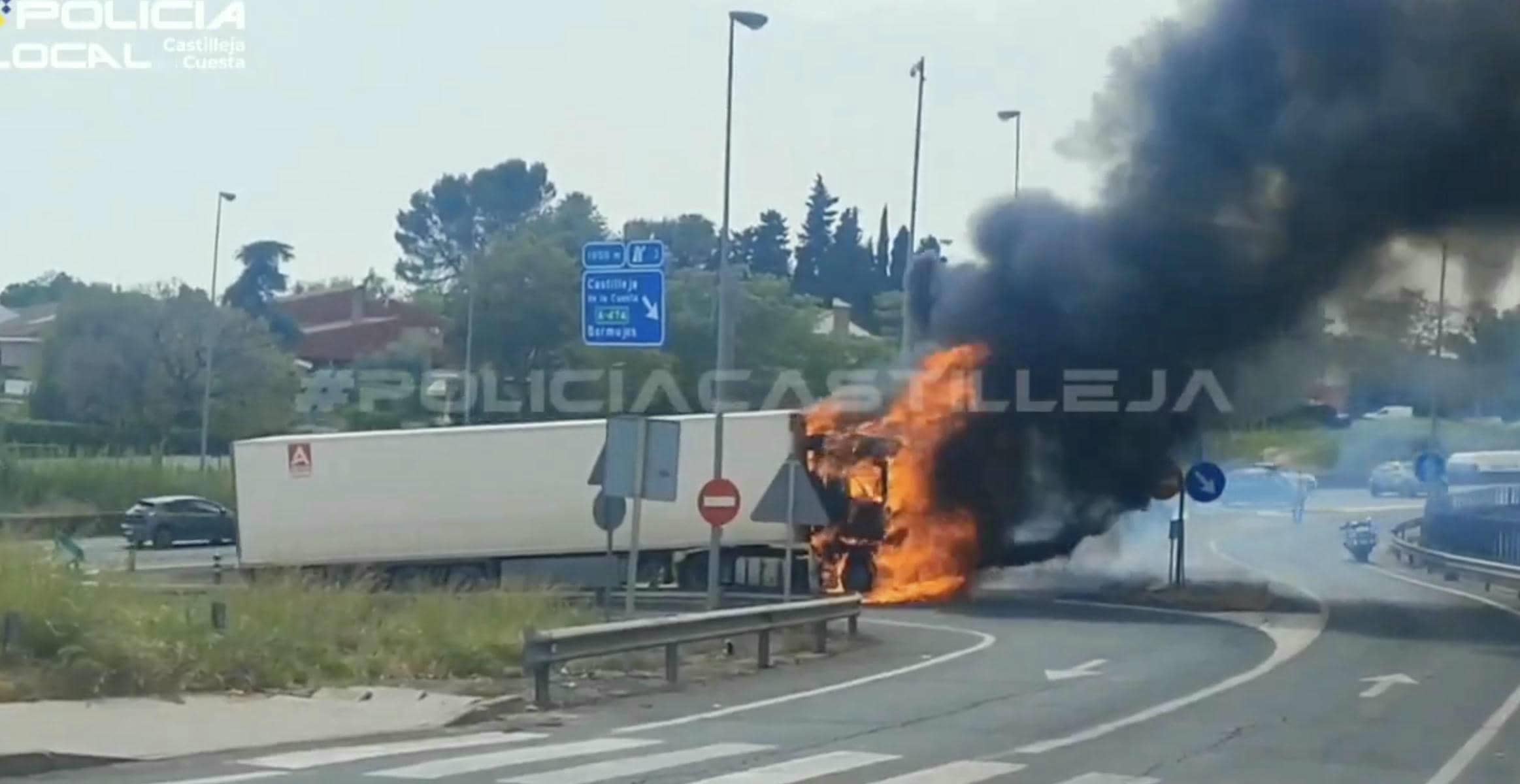Incendio de un camión en la A 49 de Sevilla.