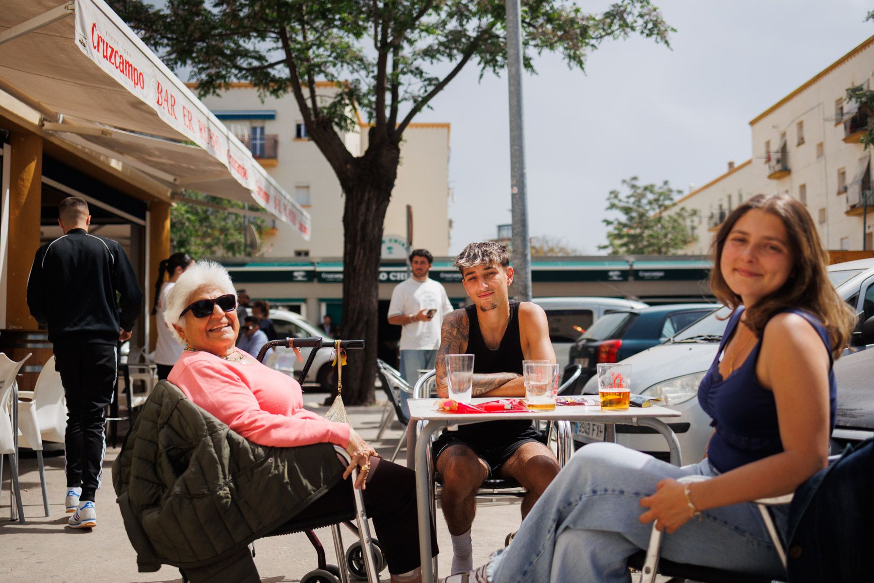 Soledad, una vecina joven, junto a su familia en la barriada de la Constancia.