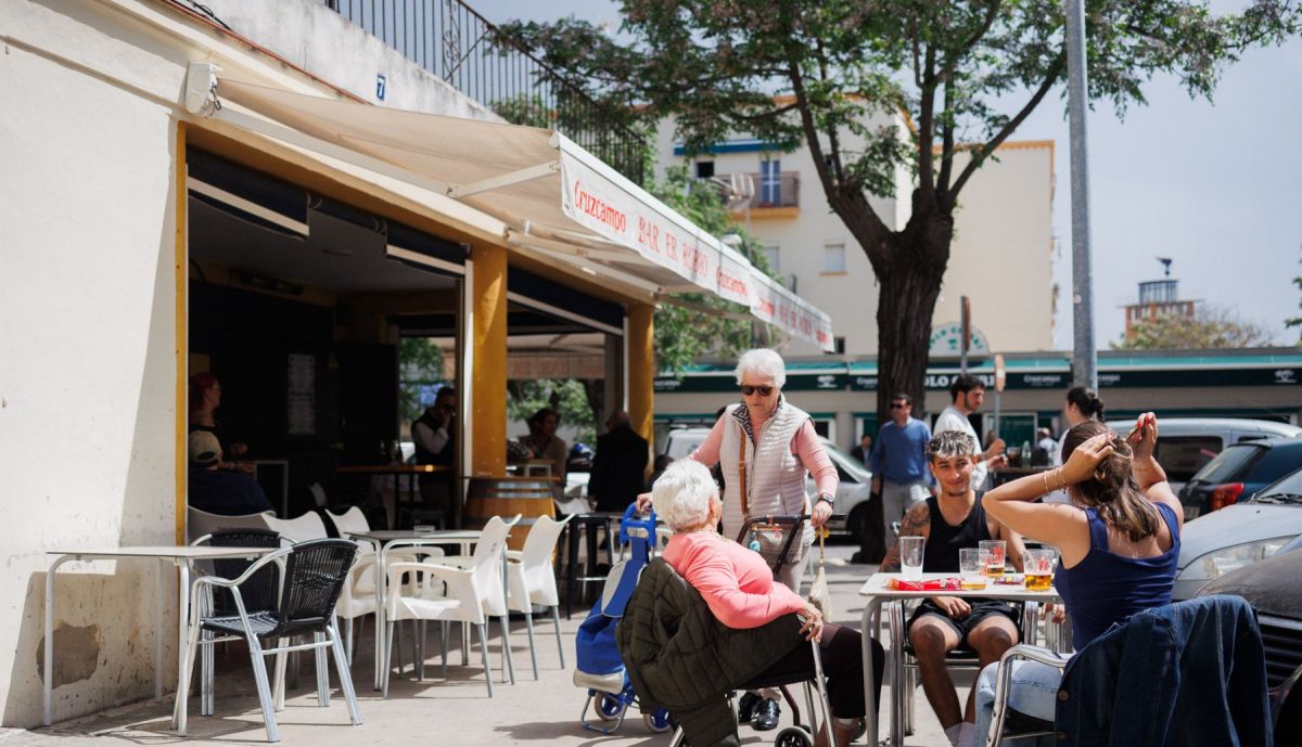 El buen ambiente un día entre semana en el barrio de la Constancia, donde los vecinos se reúnen.