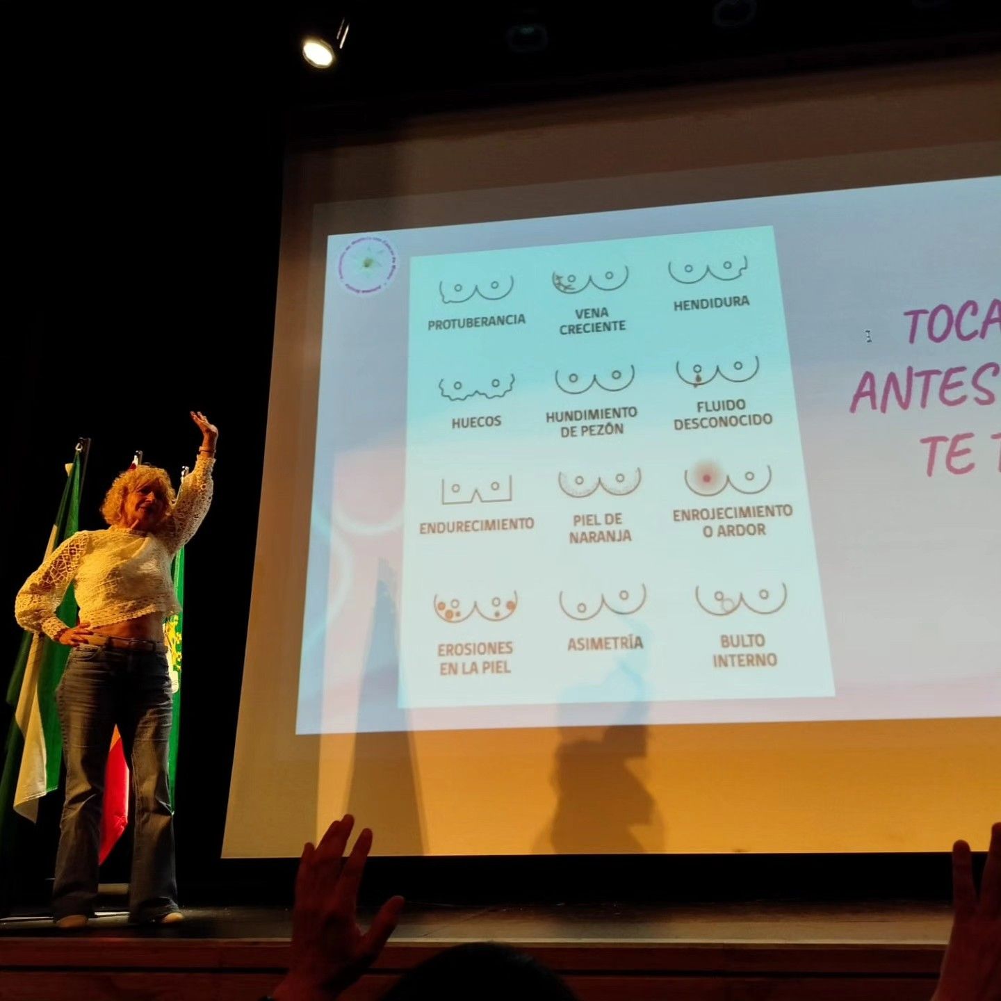 Una charla de autoexploración mamaria impartida por Ángela Claverol, presidenta de Amama.