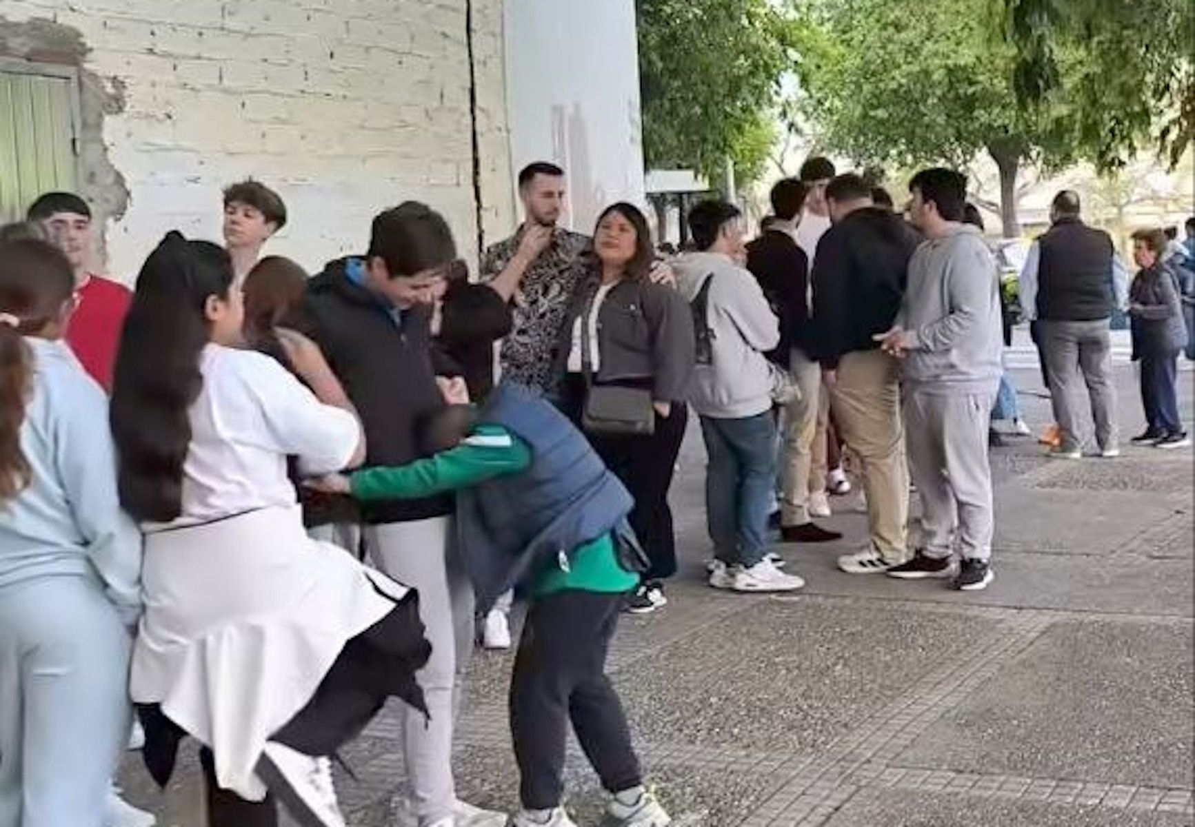 Largas colas para conseguir una hamburguesa gratis de Bocabestia en Jerez.
