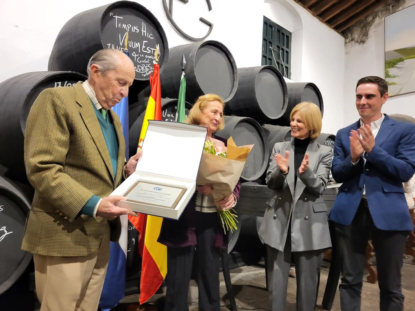 Aurelio Romero, en su homenaje junto a la alcaldesa María José García Pelayo y el teniente de alcaldesa Jaime Espinar.