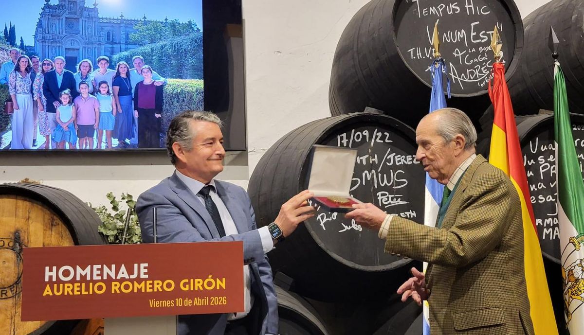 El consejero Antonio Sanz entrega el reconocimiento a Aurelio Romero.
