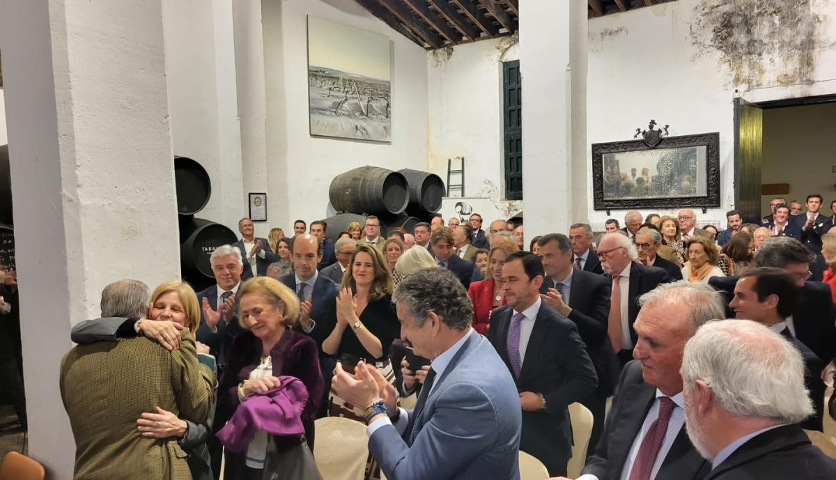 Una nutrida representación de cargos del PP asiste al homenaje a Aurelio Romero.