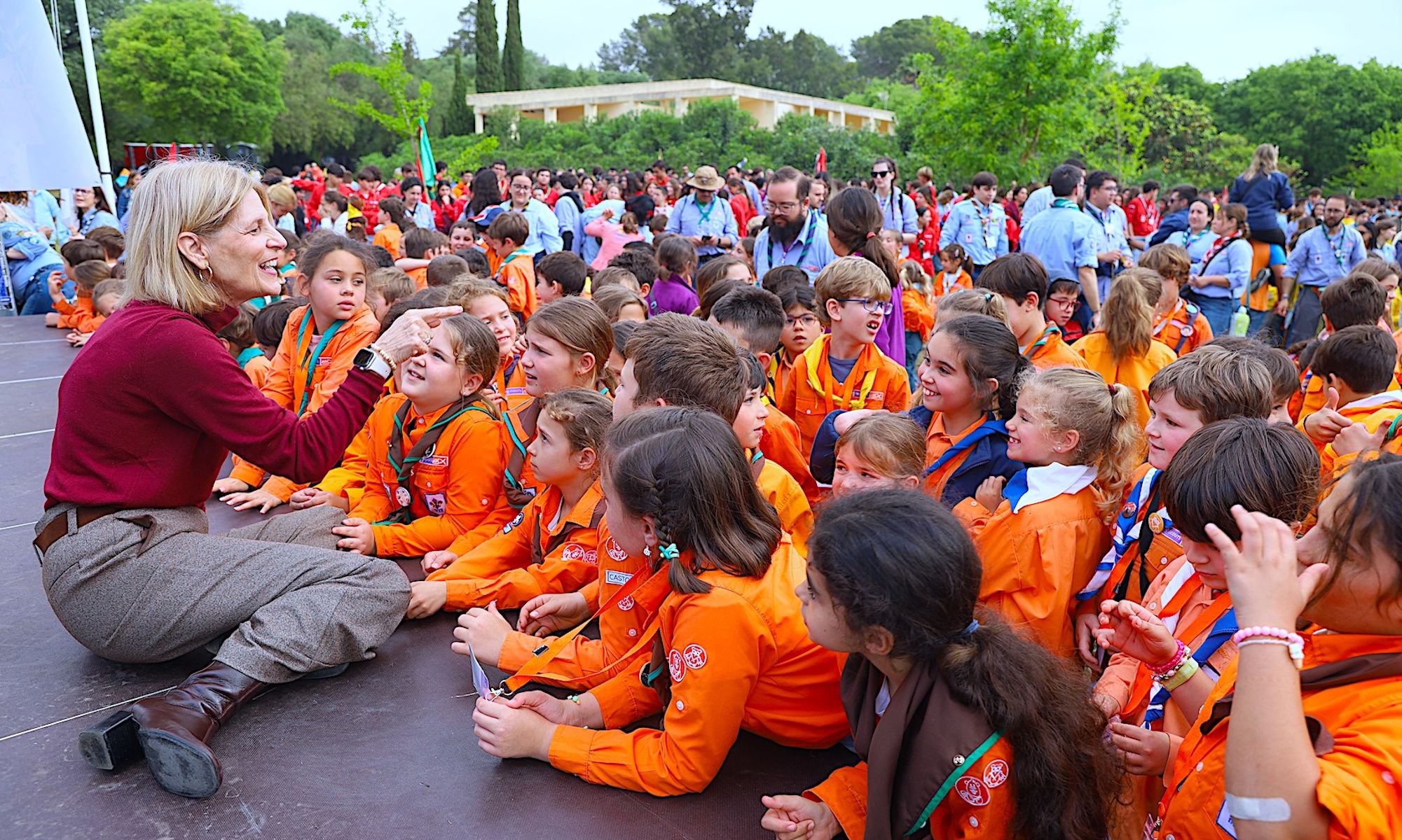La alcaldesa da la bienvenida a los scouts católicos en el Parque Santa Teresa de Jerez.