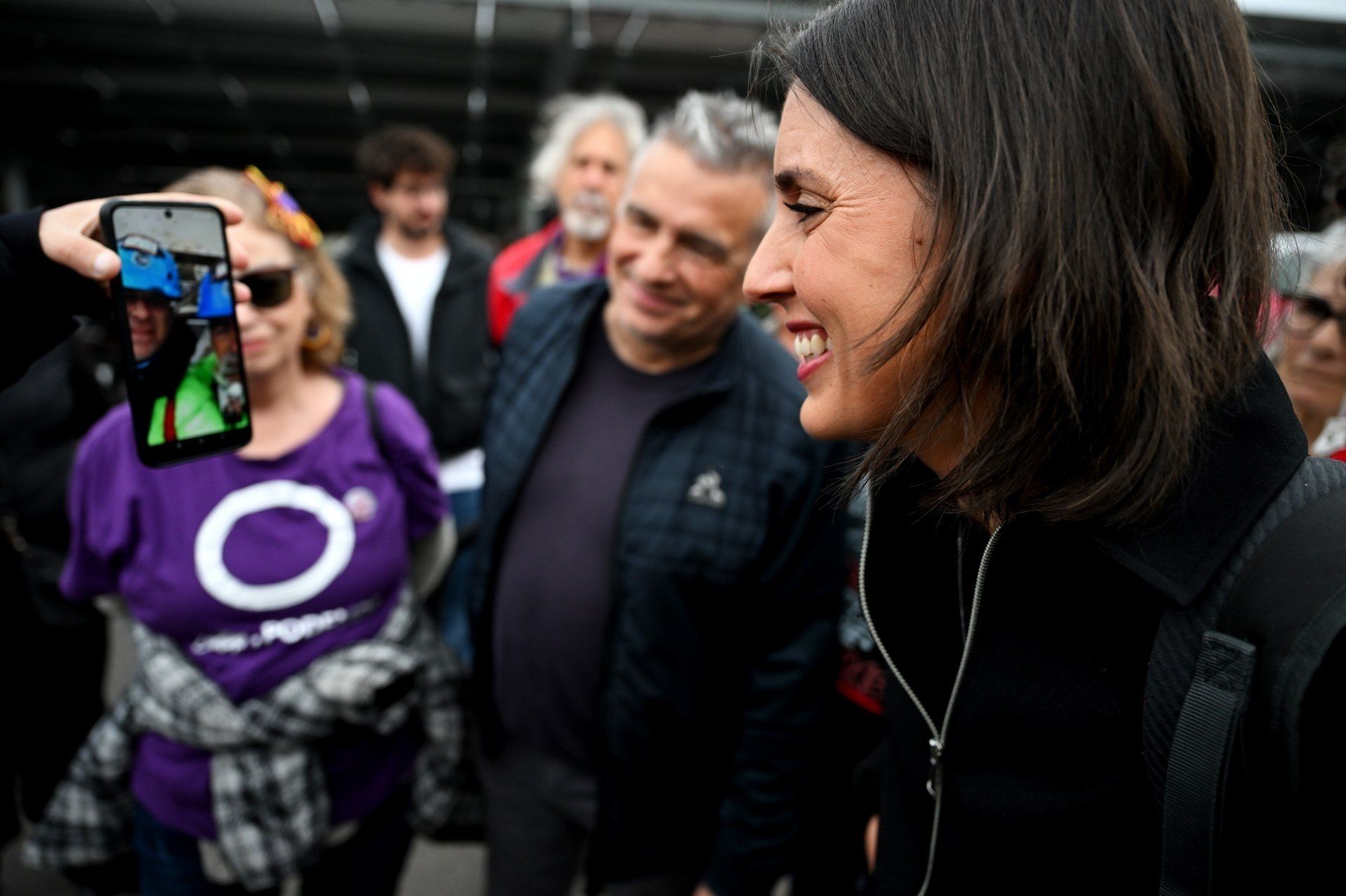 Irene Montero hablando con los soldadores subidos a la grúa en Navantia.